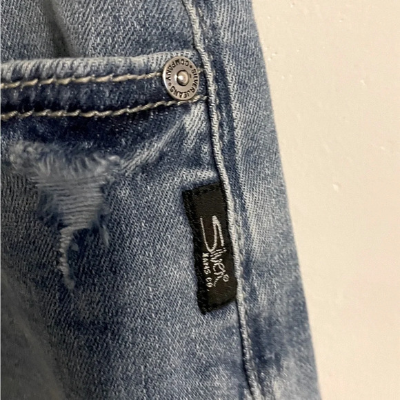 COPY - Sz W25 L4 women Silver Jeans Co. Boyfriend Mid Rise Short with small rips - Picture 8 of 12